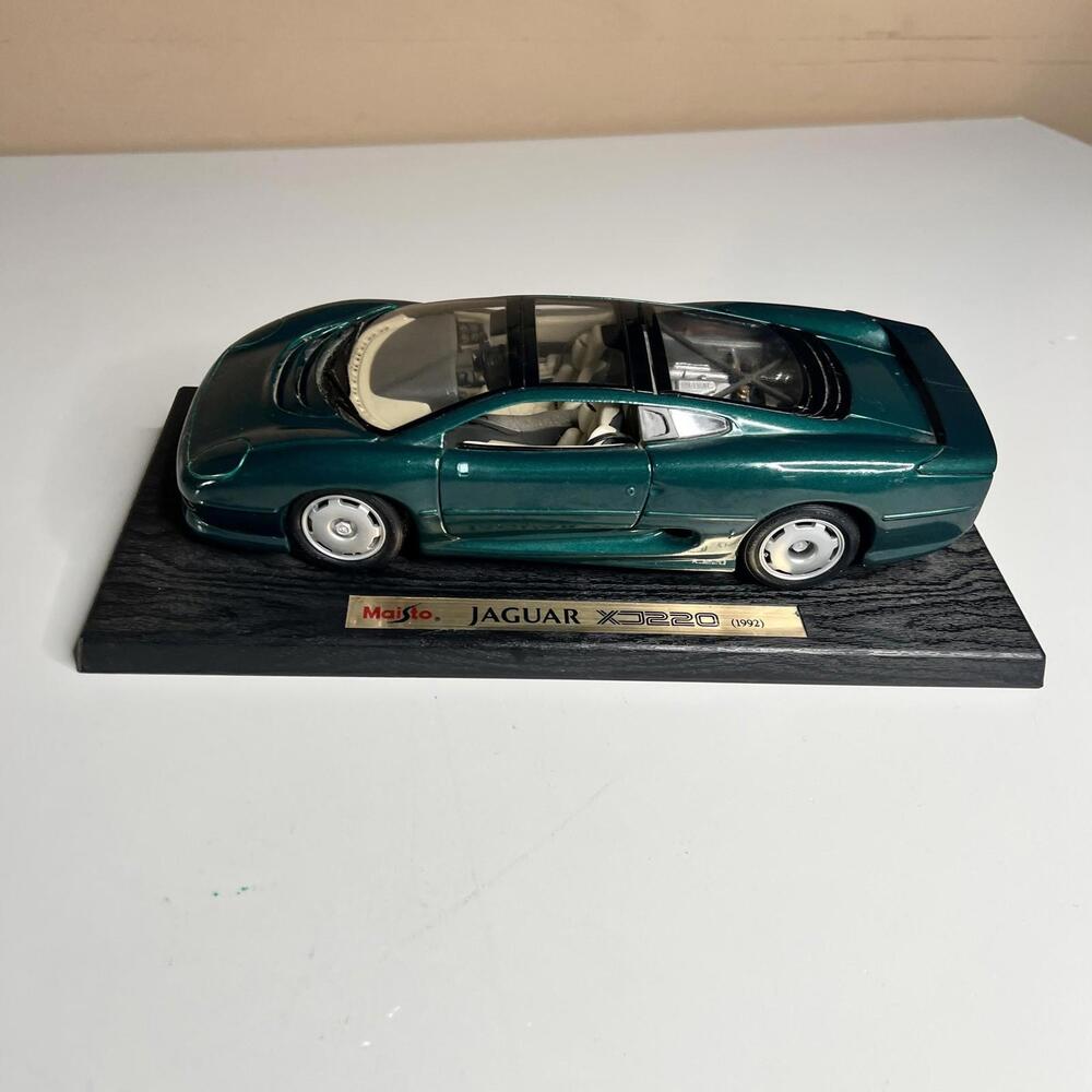 Vintage Maisto‎ Jaguar XJ220 1992 1:18 Diecast Car Model Green Display Stand